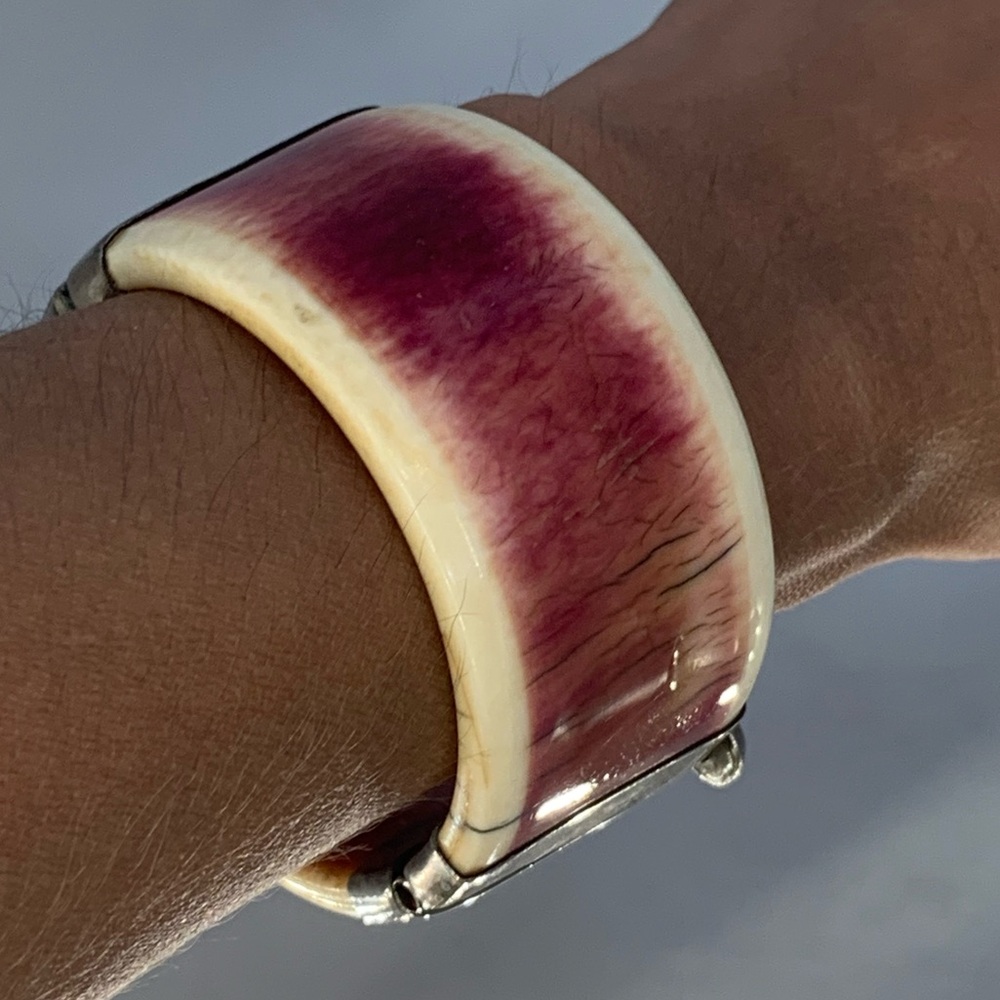 Vintage Cult ivory and pink bone and metal 1970s rigid bracelet. Nail lock.
